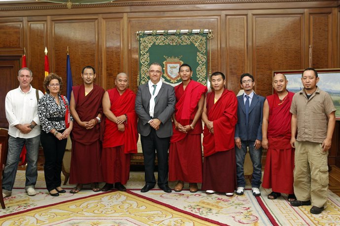 Enrique Maya Recibe A Un Grupo De Monjes Tibetanos.
