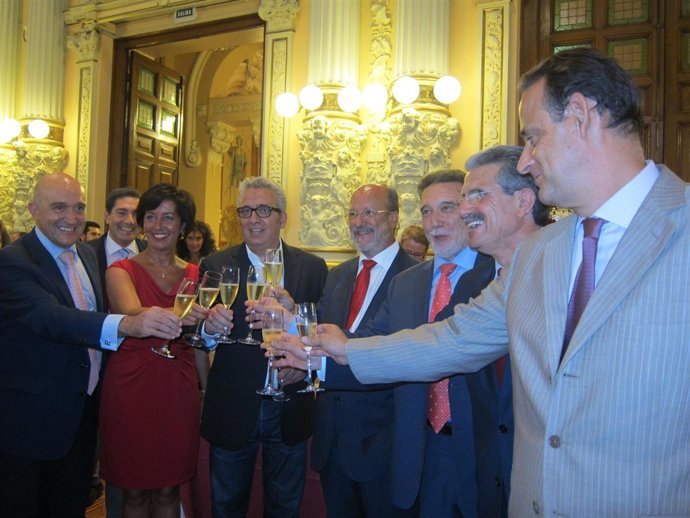 Las Autoridades Brindan Con Harlem Tras La Lectura Del Pregón