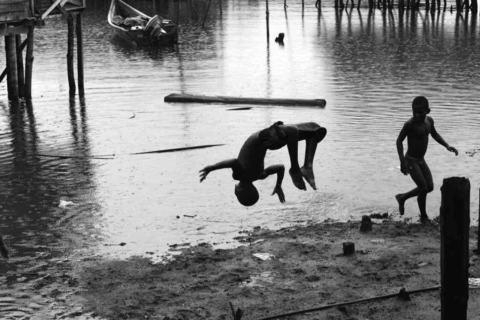 Exposición Fotográfica Pacífico Olvidado En Navia
