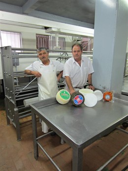Los Hermanos Muñiz En Las Instalaciones De La Quesería En Mojados
