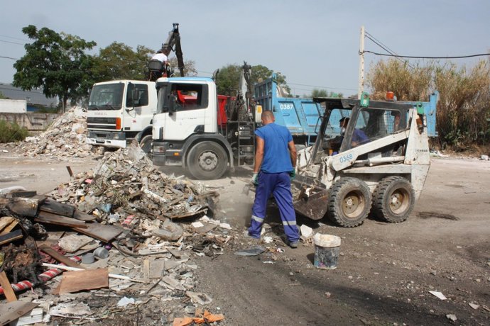 Operarios De Emaya Limpian El Vertedero De Son Castelló