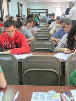 Alumnos Realizando Exámenes De Selectividad En Las  Aulas De La UCLM