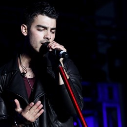 Joe Jonas Cantando