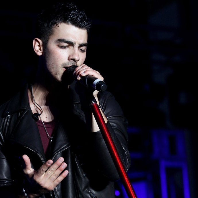 Joe Jonas Cantando