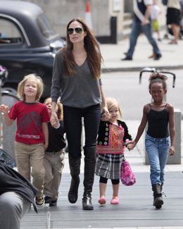 Angelina Jolie Con Sus Cuatro Hijos De La Mano