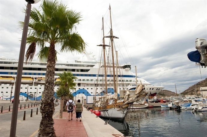 Imagen De Un Crucero Atracado En Cartagena