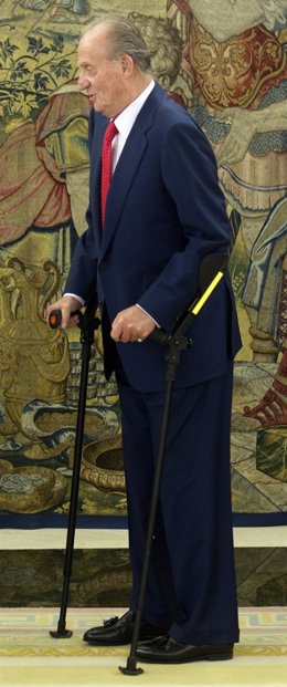 El Rey Don Juan Carlos Con Muletas