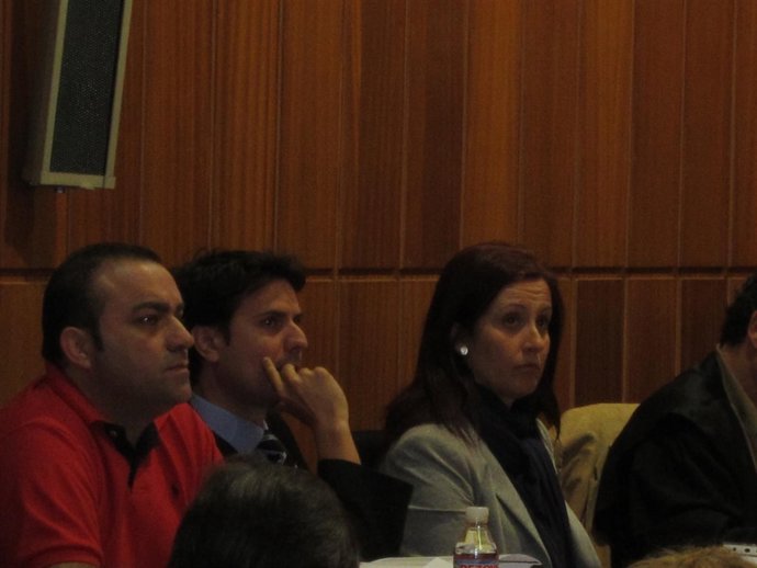 El Autor Confeso, En Primer Plano, Y La Acusada, Tercera Por La Izquierda