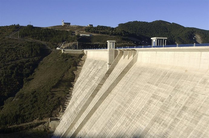 Presa Del Embalse De Itoiz.
