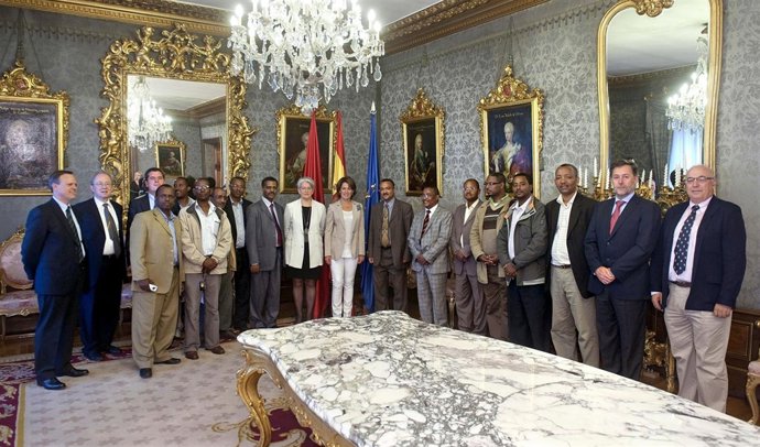 Barcina Y Goicoechea Con Los Integrantes De La Delegación Etíope.