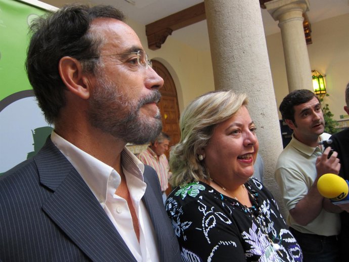 Clara Aguilera Atiende A Los Medios Acompañada De Felipe López.