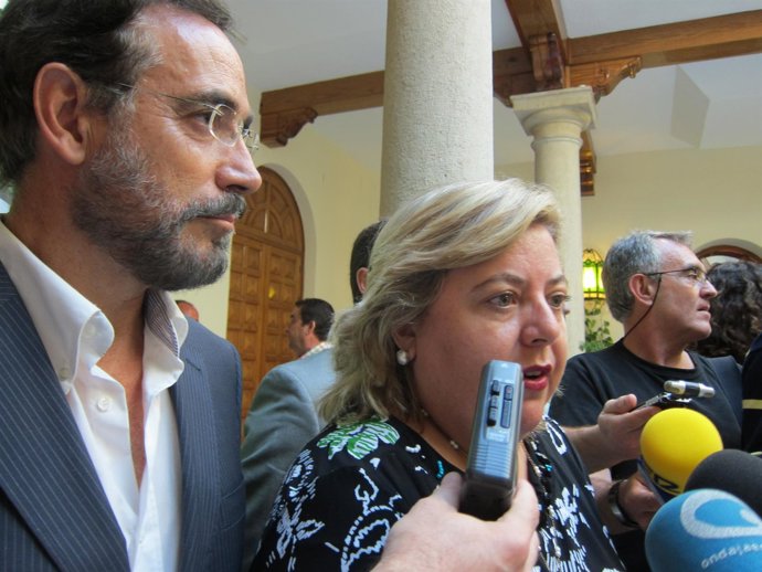 Clara Aguilera Atiende A Los Medios Acompañada De Felipe López.