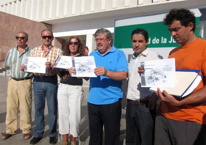 Entrega Firmas Contra El Anillo Ferroviario En La Comarca De Antequera