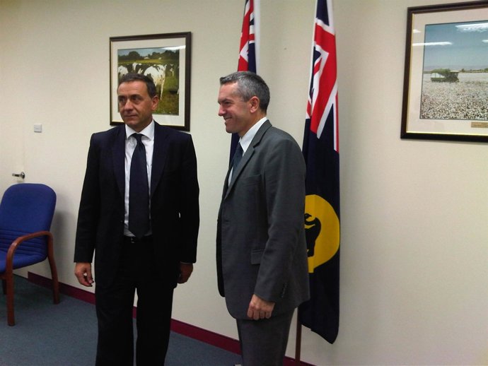 El Secretario De Estado Josep Puxeu Y El Ministro De Bostques De West Australia