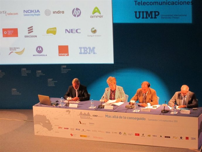 Linares Durante Su Intervención En Elencuentro De Telecomunicaciones De La UIMP 