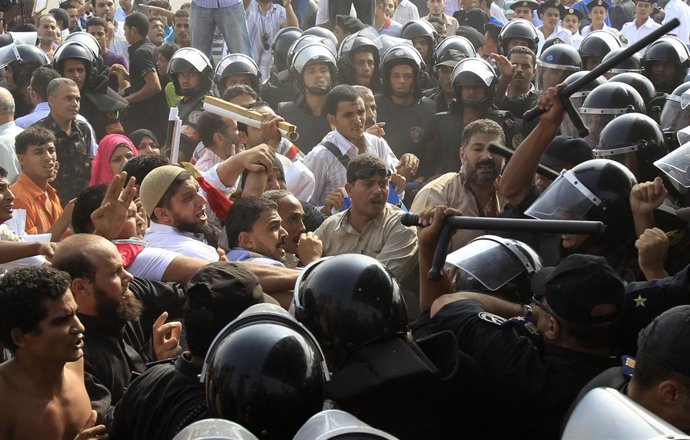 Enfrentamientos Entre Partidarios Y Detractores Del Expresidente Egipcio Mubarak