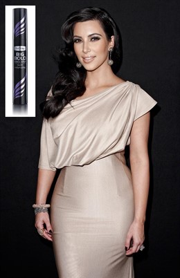 Montaje Kim Kardashian Con Un Producto De Belleza