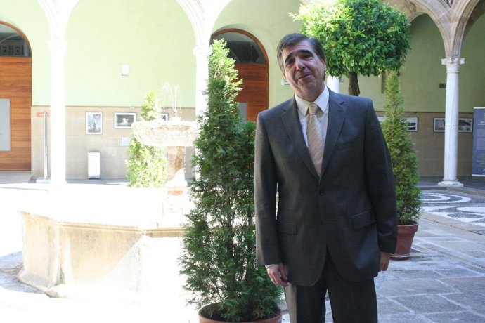 Catedrático De Economía Financiera De La U. De Deusto Fernando Gómez Bezares