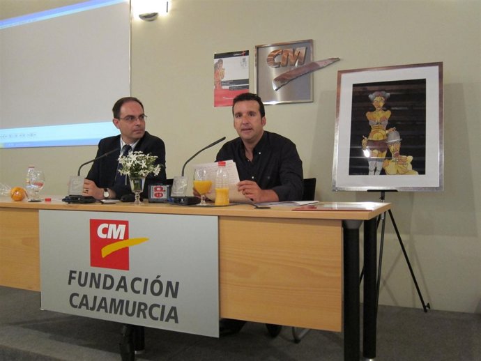 Gerente De La Fundación Cajamurcia, Pascual Martínez, Y El Artista Álvaro Peña