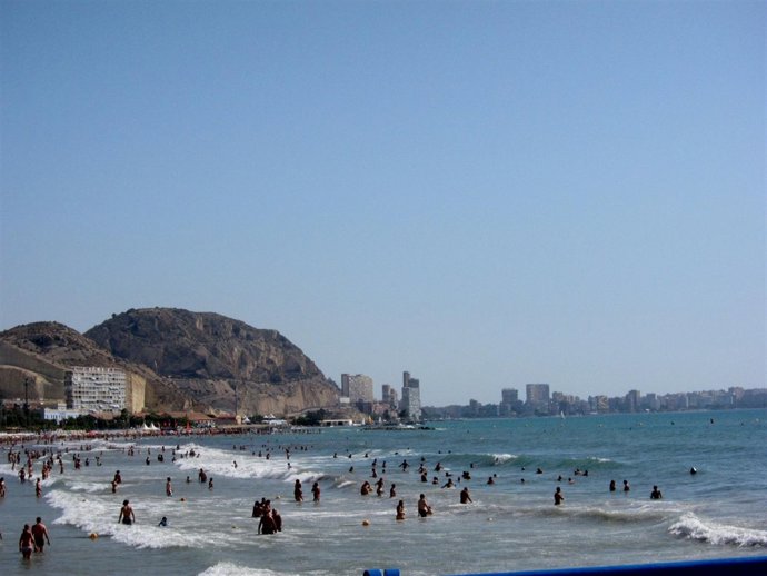 Bañistas En La Playa
