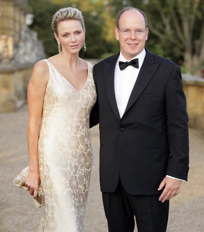 Alberto Y Charlene Posando En Un Evento