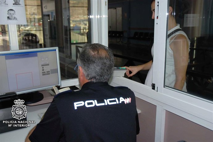 Entrada De Pasajeros Al Puerto De Almería