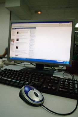 Ordenador Con Teclado Y Ratón 