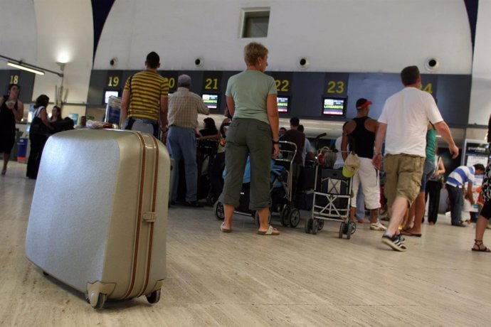 Pasajeros En El Aeropuerto De Sevilla Por EP 