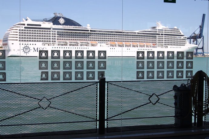 Crucero Atracado En El Puerto De La Bahía De Cádiz
