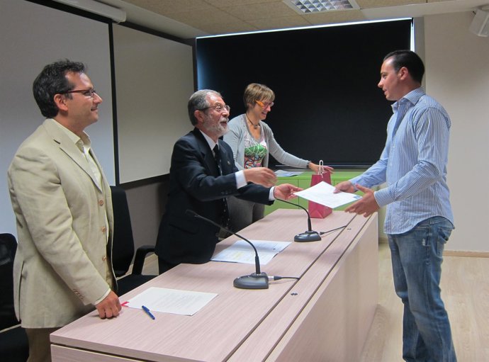 El Rector De La UVA Entrega El Premio A Rubén Melendre, Uno De Los Galardonados