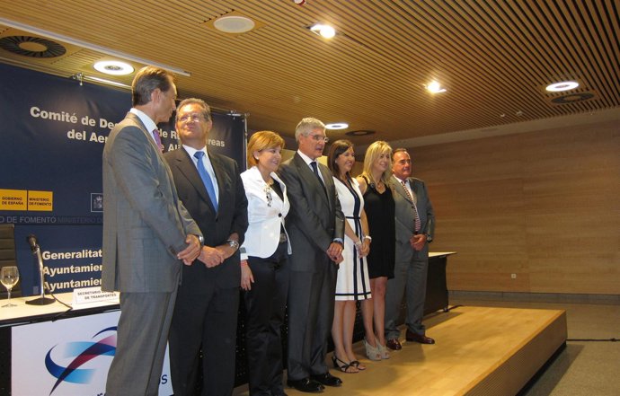 Los Firmantes Del Convenio Del Comité De Desarrollo De Rutas Aéreas