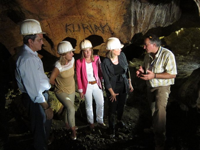 CONSEJERA DE CULTURA EN CUEVA CC. FOTO EUROPA PRESS