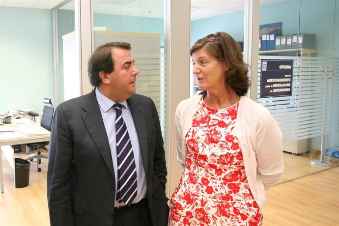 EL ALCALDE VISITA LA OFICINA MUNICIPAL DE ASESORAMIENTO PARA LA INSTALACIÓN DE A