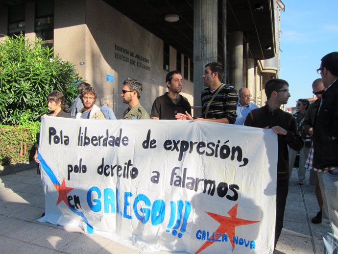 Integrantes De Galiza Nova Se Concentran En Los Juzgados De Vigo