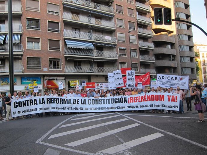 Cabeza De La Manifestación En Contra De La Reforma De La Constitución