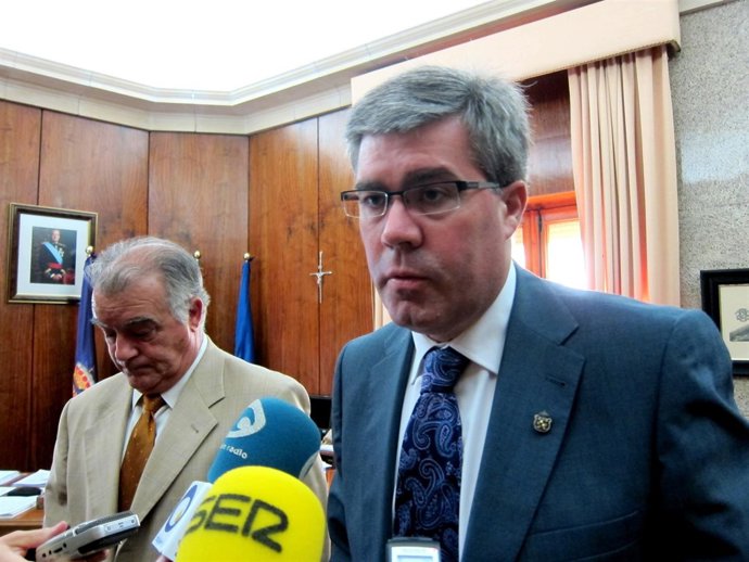 Fernández De Moya, Junto Con Fernando Calahorro, Atiende A Los Medios.