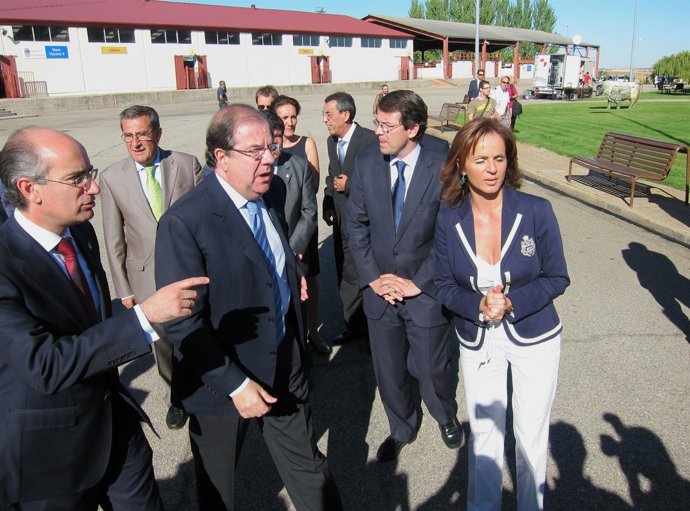 Herrera Junto A  Silvia Clemente A Su Llegada A La Feria Agromaq 