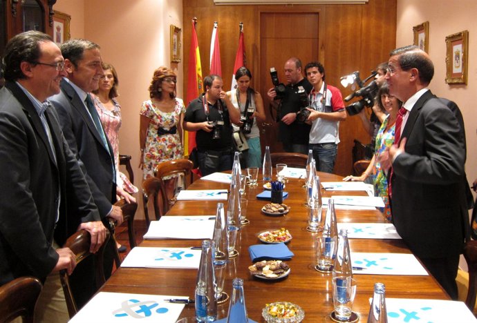 Sáez Aguado Y Escaja En Un Momento Previo A Su Reunión