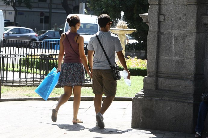 Turistas Paseando Por El Centro De Madrid
