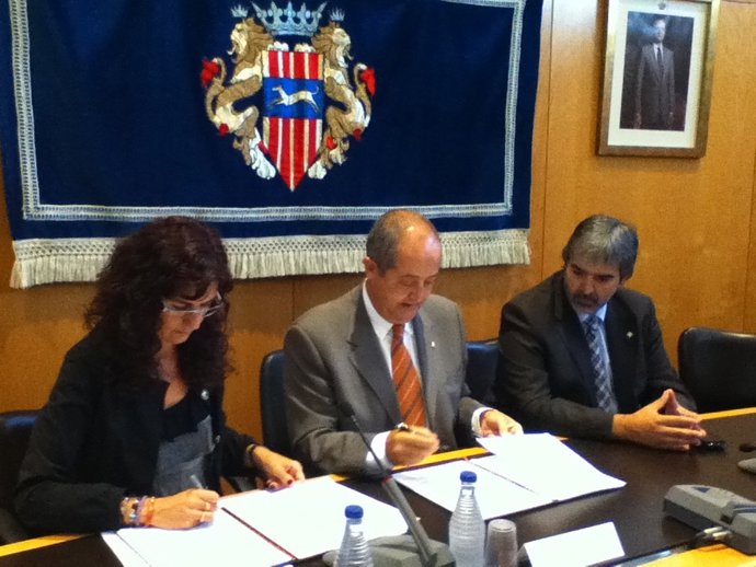 Felip Puig Firma Un Convenio Con El Ayuntamiento De Cambrils