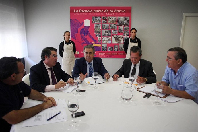 El Alcalde De Sevilla, Juan Ignacio Zoido Con Patronal Y Sindicatos