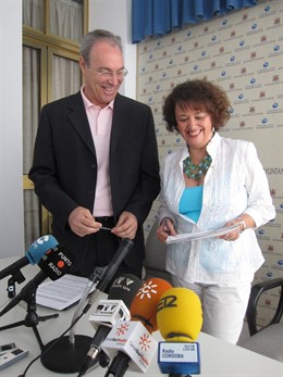 El Secretario Del PSOE Y Portavoz Municipal, Juan Pablo Durán,Junto A Valenzuela