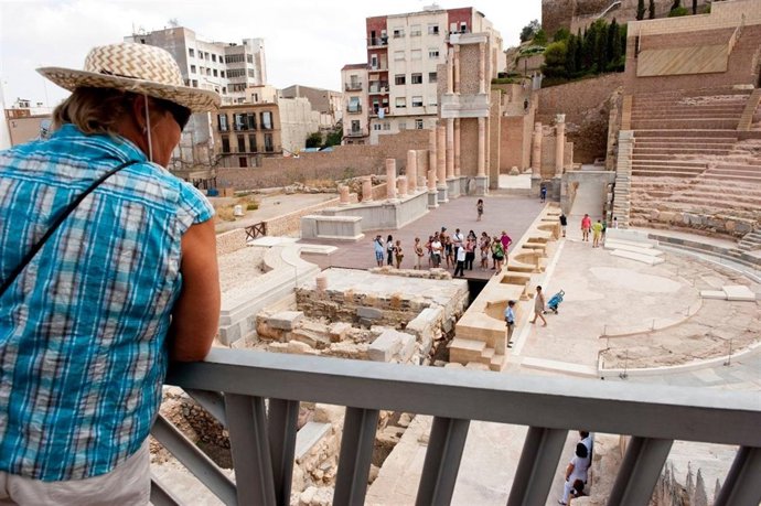Turista En Teatro Romano De Cartagena