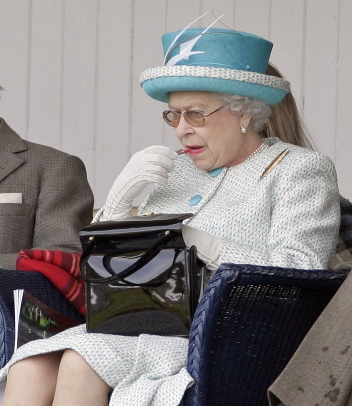 La Reina Isabel II Pintándose Los Labios