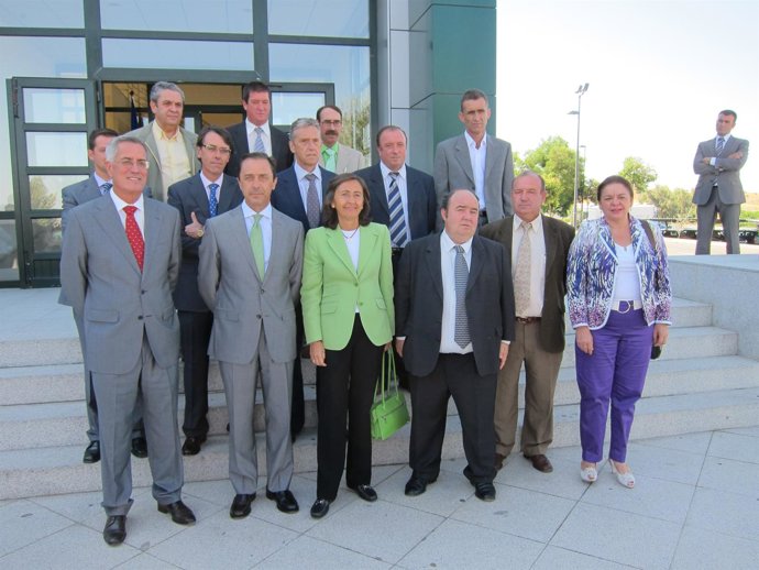 Rosa Aguilar Posa Junto Al Consejo Rector De Covap