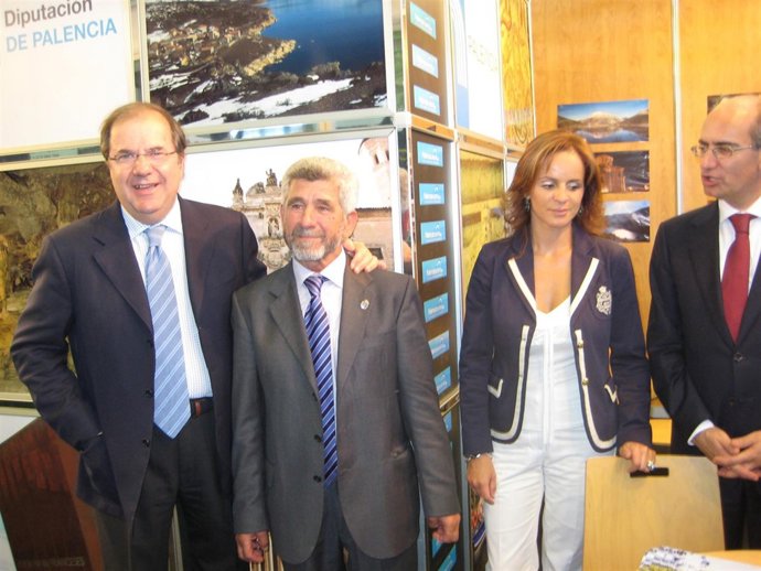 Herrera Y Clemente Visitan El Expositor De La Diputación De Palencia