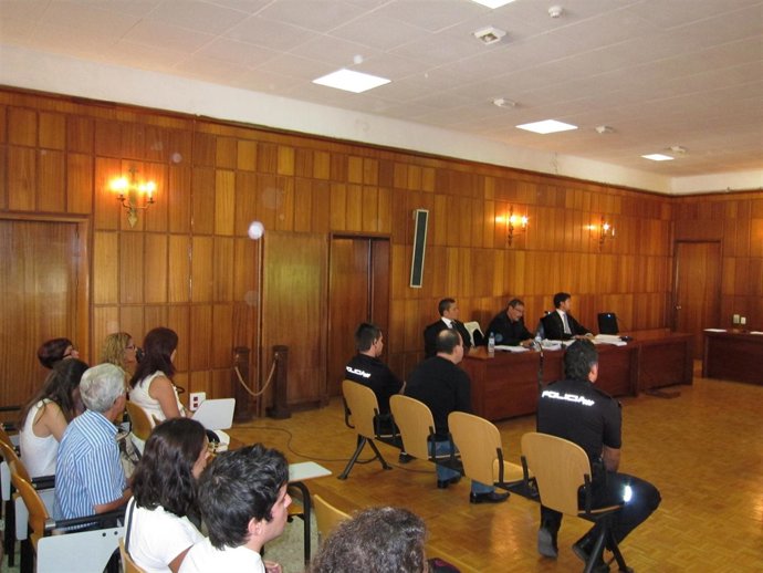 El Acusado, En El Banquillo, Y Mari Cruz, Sentada En Primera Fila