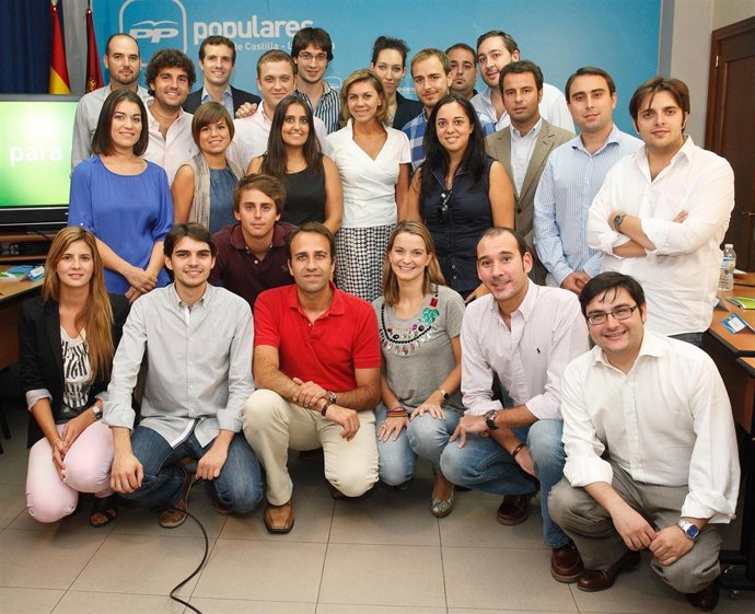 Cospedal Con Miembros De NNGG