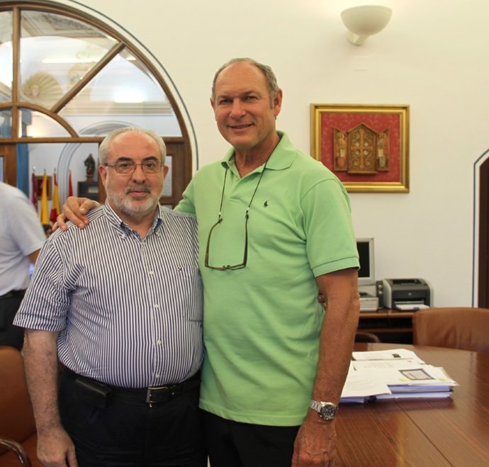 El Presidente De La UCAM Y El Viceministro De Deportes Cubano Alberto Juantorena
