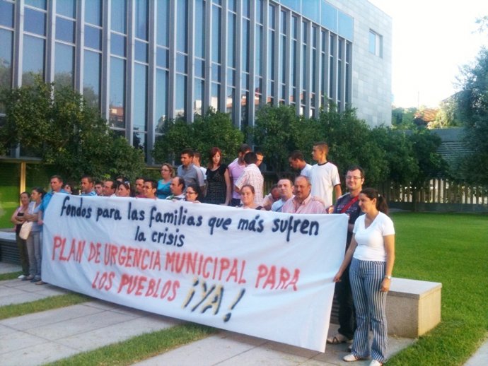 Encierro Del Alcalde Y Vecinos De Villaverde En La Diputación.